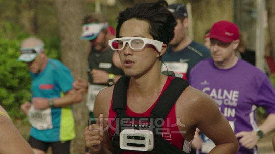 웰컴저축은행은 시각장애인의 단독 마라톤 완주를 지원하는 '런포드림(RUN FOR DREAM)' 프로젝트를 진행하고 있다. 사진은 시각장애인 마라토너 한동호씨가 웰컴디지털글래스를 착용하고 있는 모습. 웰컴저축은행 제공.